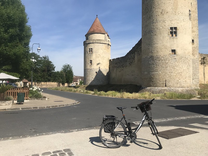 Château de Blandy au nord de Fontainebleau à vélo