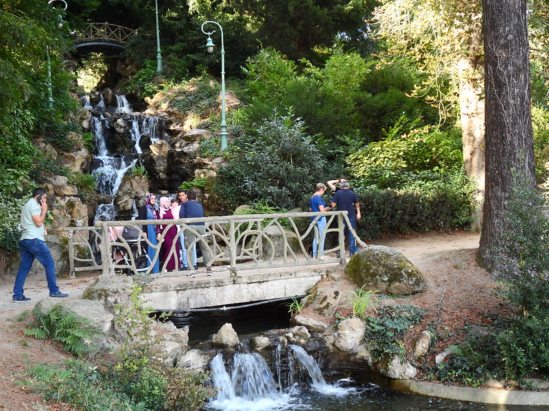 Cascades au parc Thabor à Rennes dans la Bretagne Nord à vélo