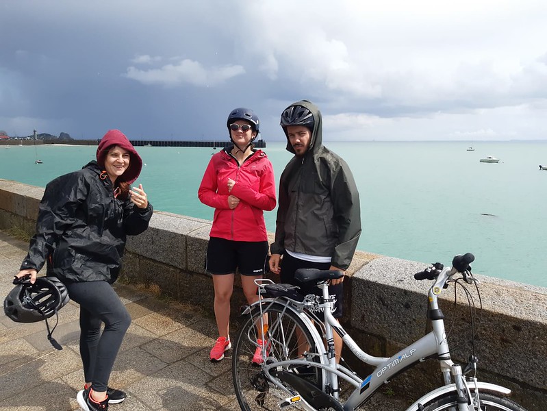 Mes trois compagnons de voyage tout riant avant la bonne averse, à Cancale.
