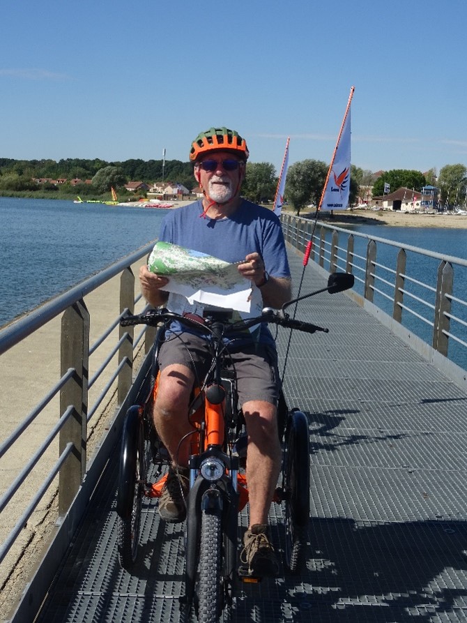 lecture de carte sur tricycle