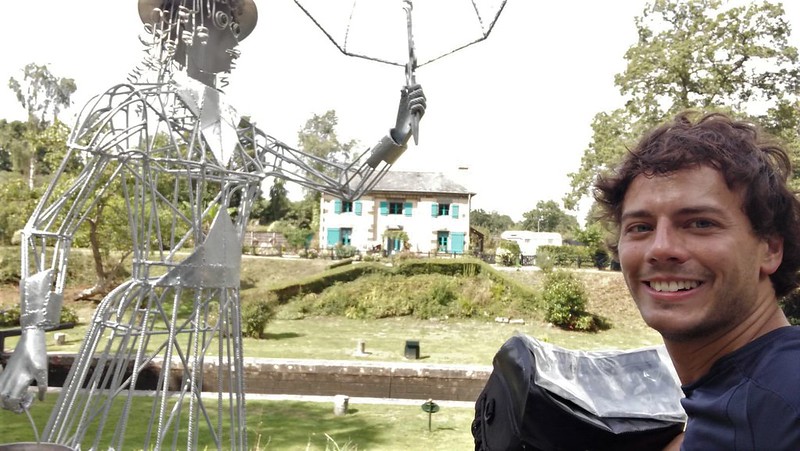 Sculpture de Mary Poppins le long du canal de l'Ille et Rance en Bretagne Nord