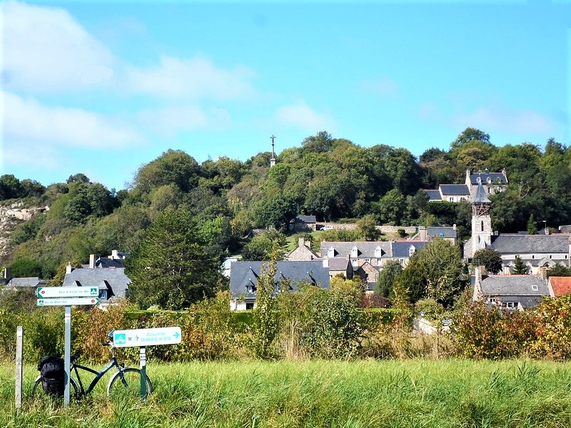 Vue sur le rocher granitique de Mont-Dol, sous le soleil breton