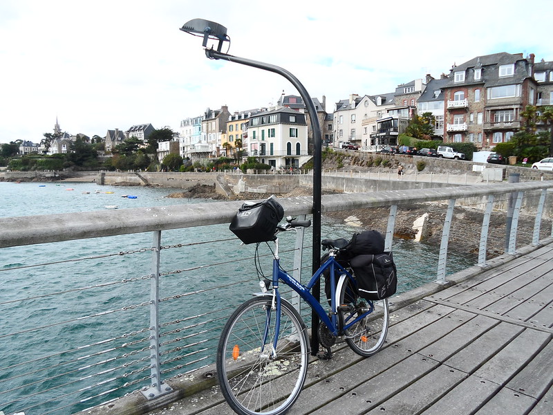Vélo sur la cale Corsaire à Dinard sur la promenade du Clair de Lune