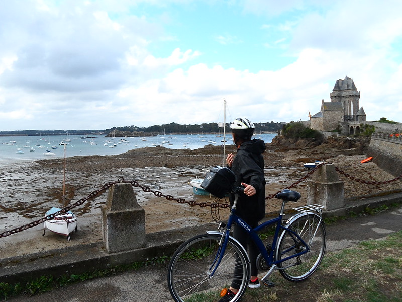 Nina devant la tour Solidor à Saint-Malo, sur la plage Saint-Père