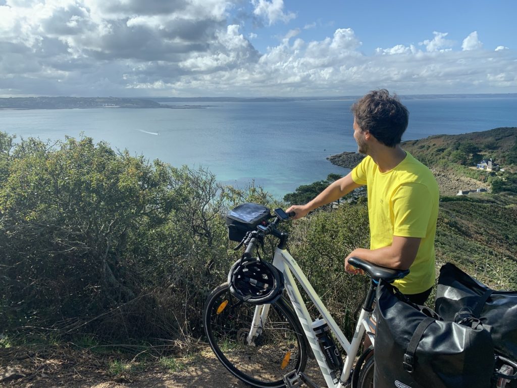 homme devant pointe de Bihit