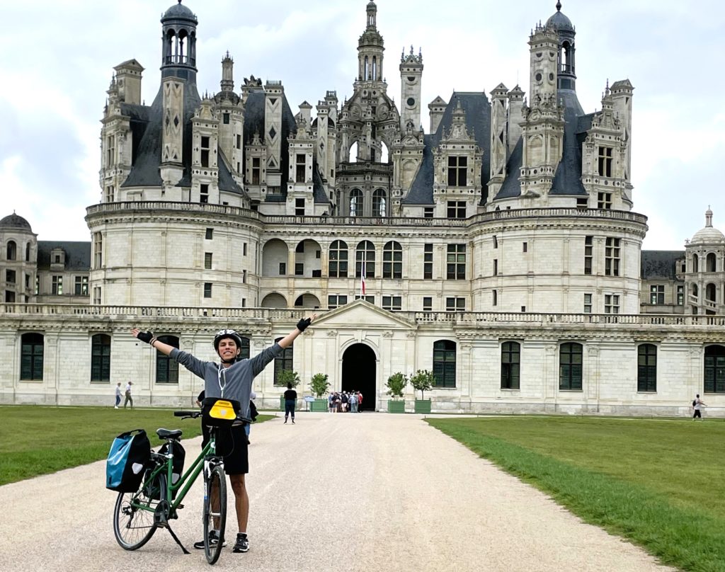 Sébastian devant le château de Chambord