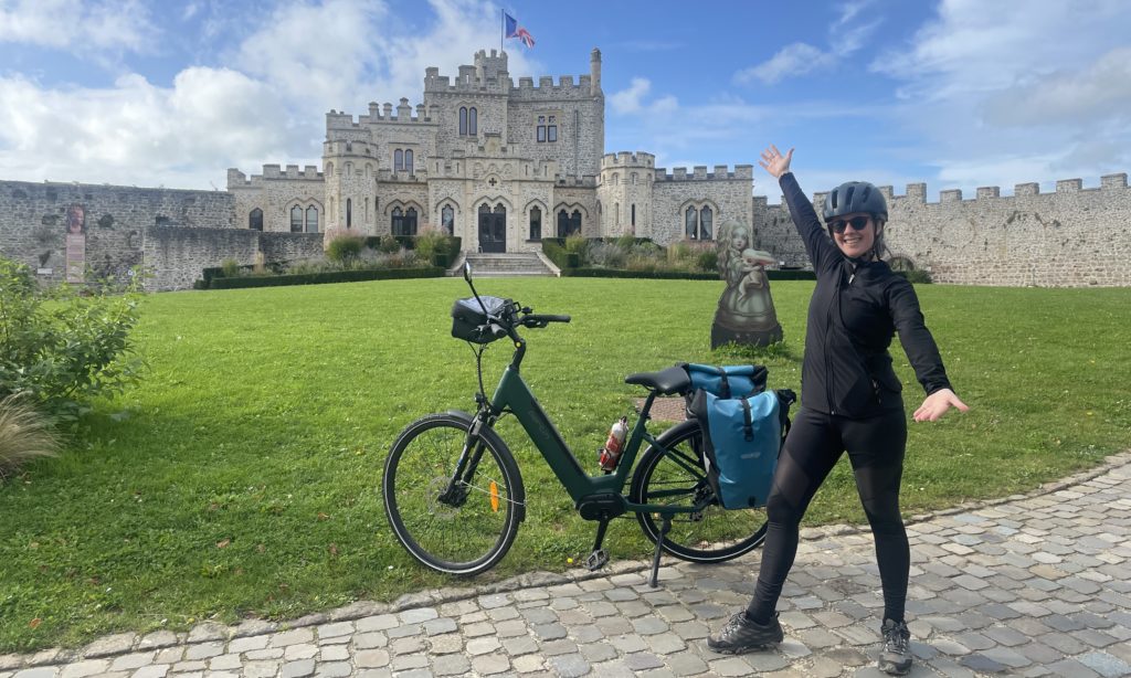 Château d'Hardelot avec cycliste devant les bras tendus