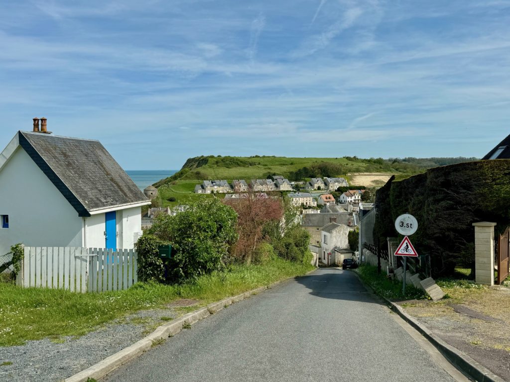 Vue sur rue en descente de Port-en-Bessin