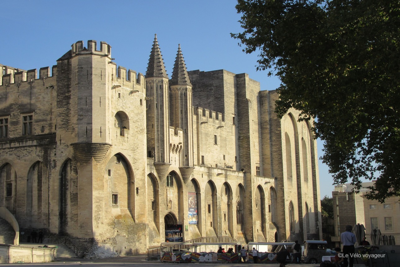 Façade du palais des papes à Avignon