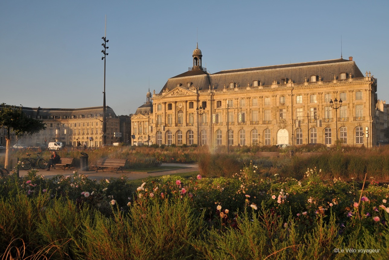 Cycling holiday from Bordeaux vineyards to Dordogne castles