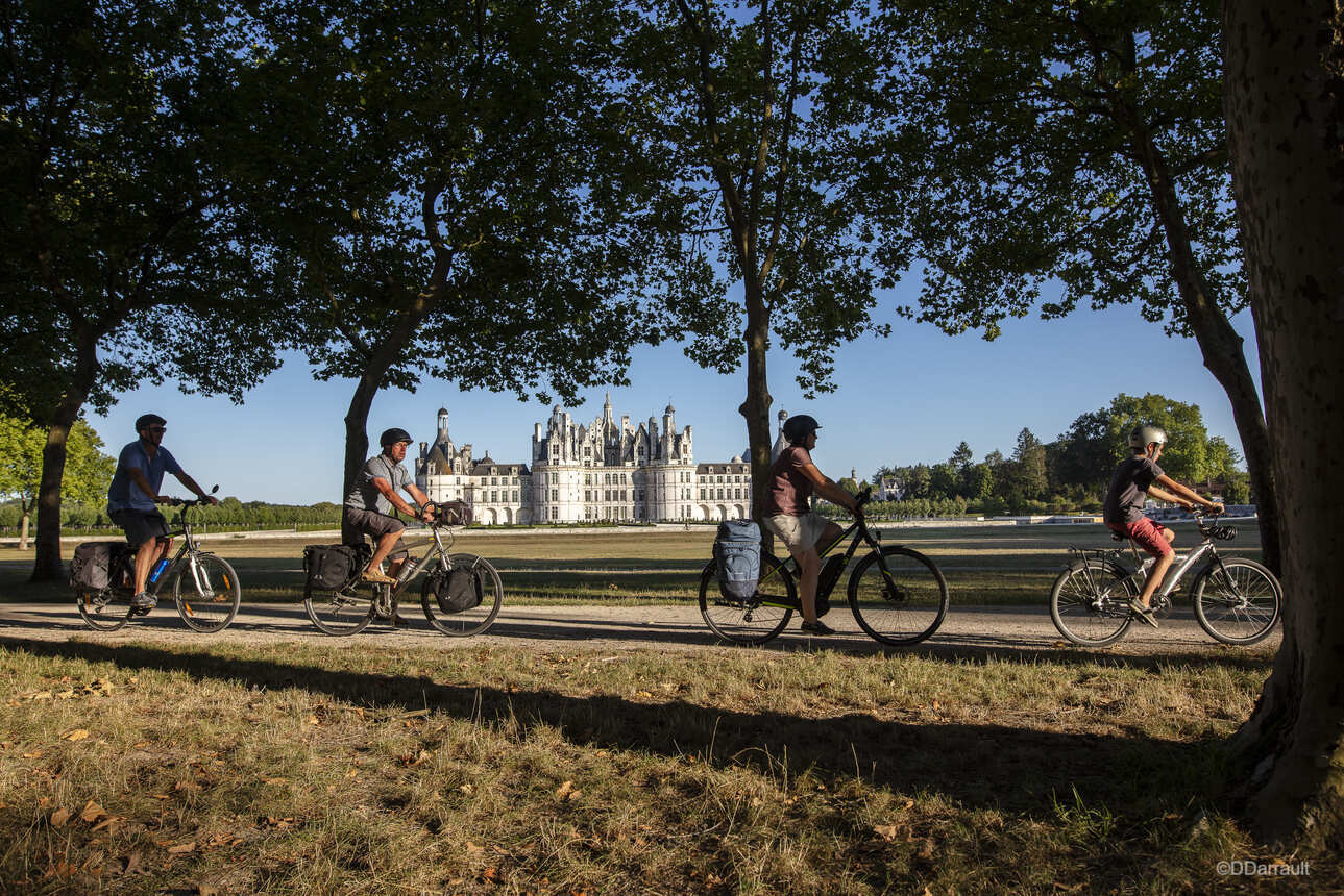 Cyclistes devant le château de Chambord