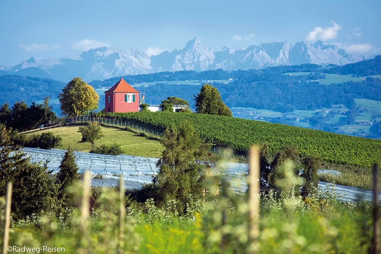 Switzerland by bike : the 3 lakes loop tour