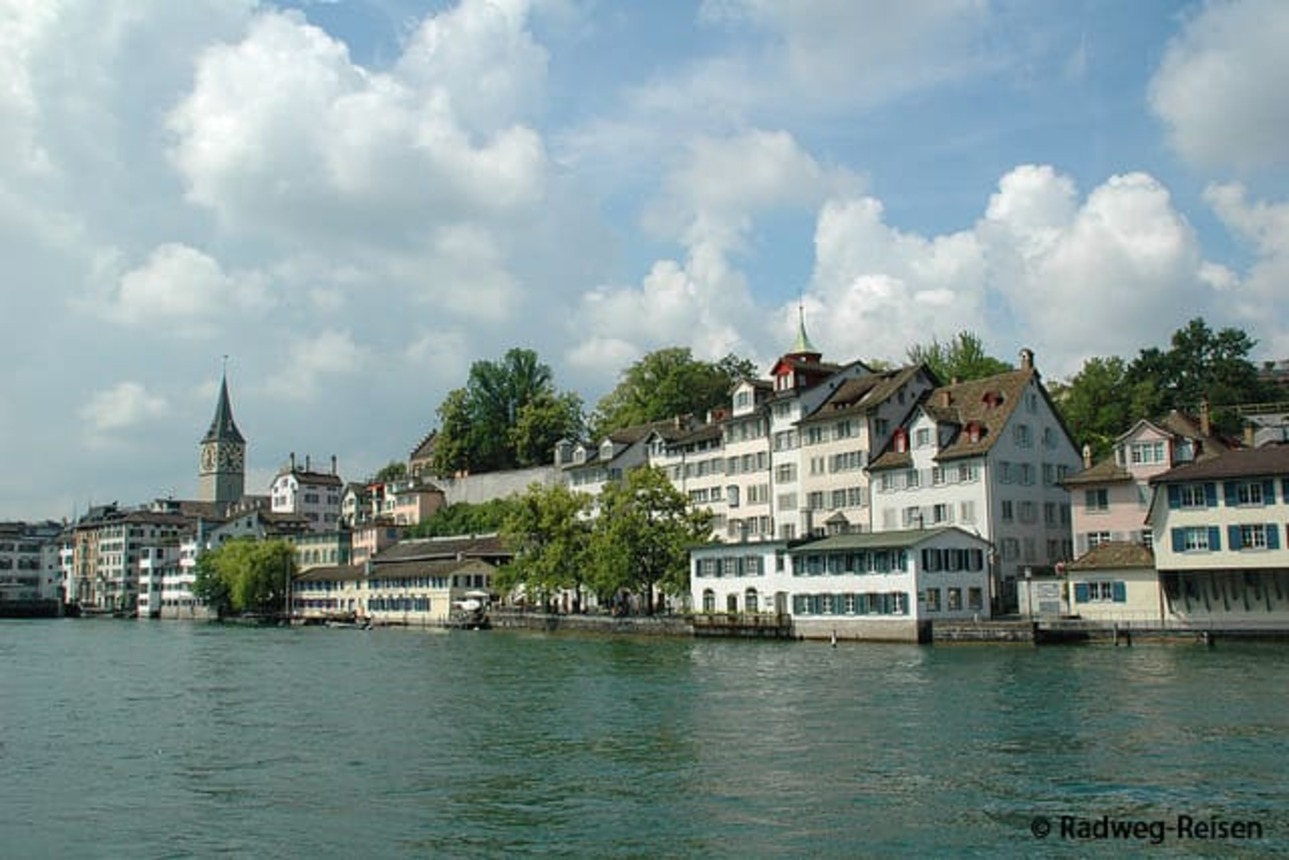 Switzerland by bike : the 3 lakes loop tour