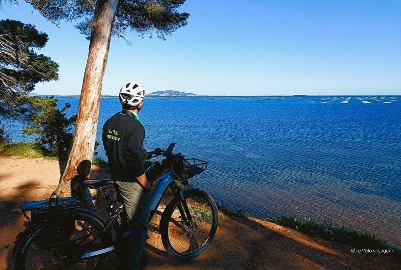 homme et son vélo en face de la mer