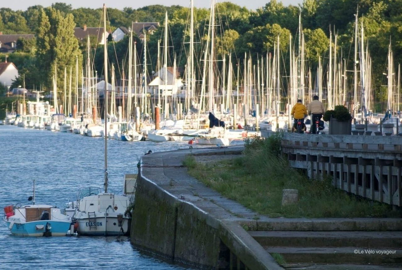 deux vélos le lon d'un port