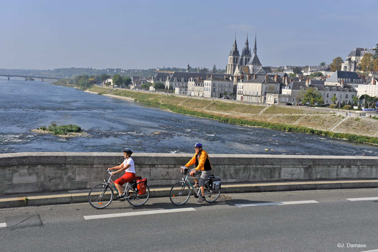 Cycle amongst the Loire valley châteaux from Blois to Tours