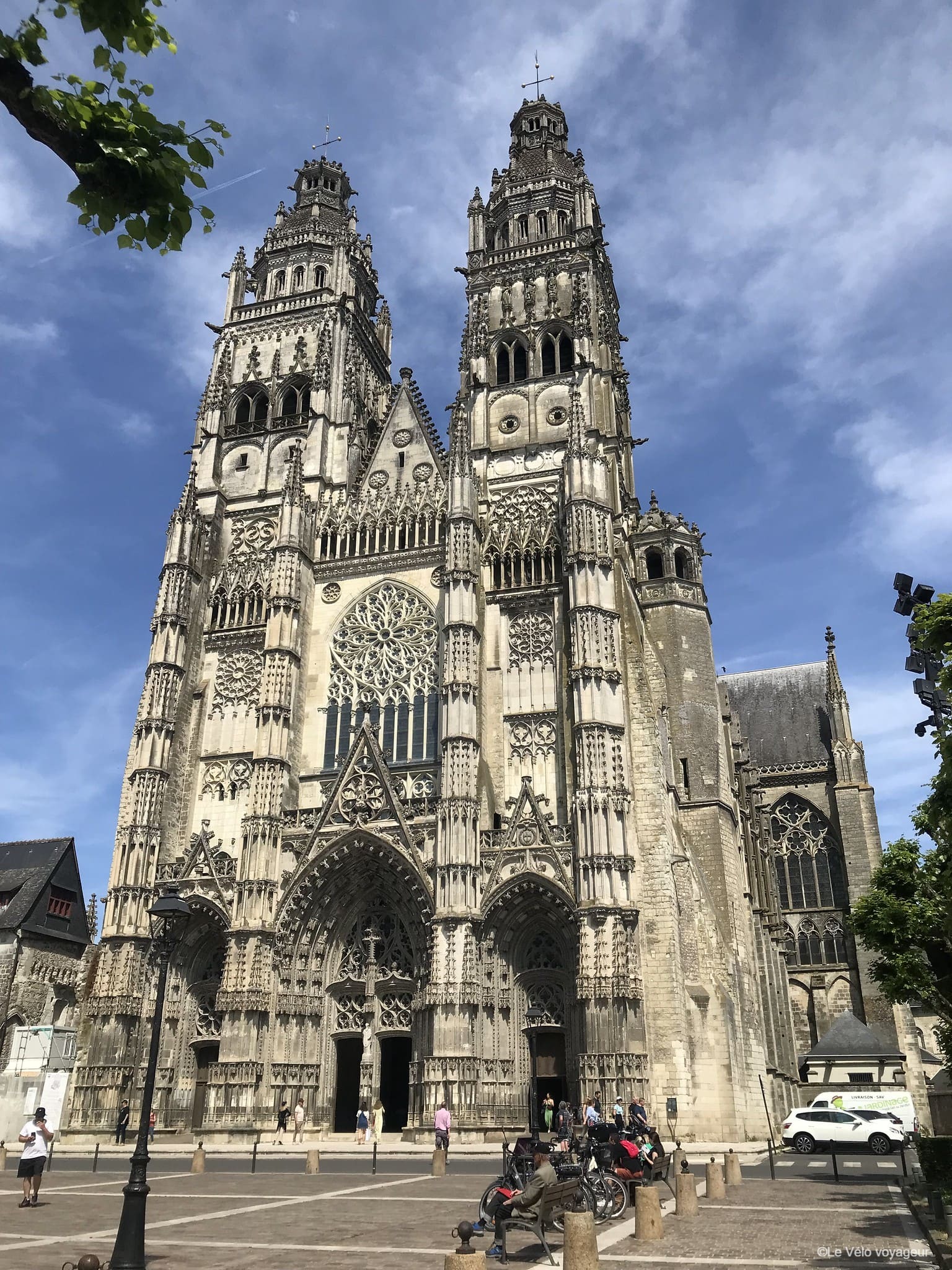 Cycle amongst the Loire valley châteaux from Blois to Tours