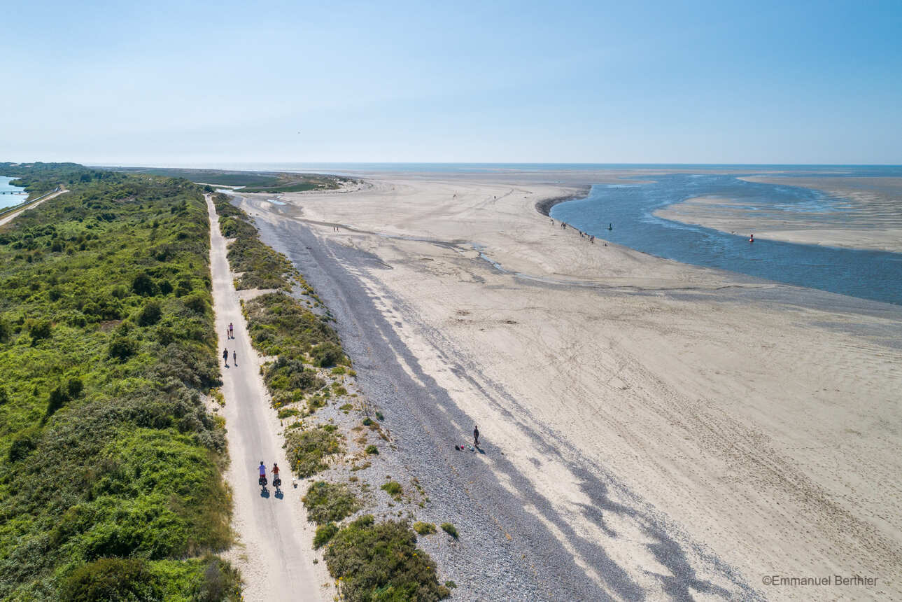 Cyclistes sur une piste cyclable de baie de somme