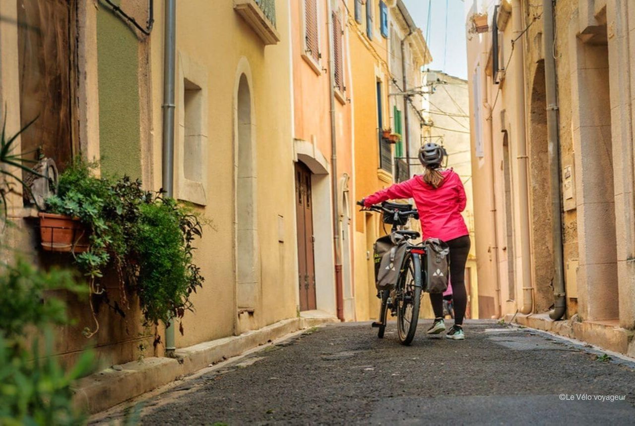 femme à côté de son vélo